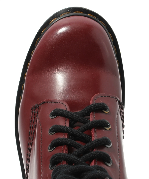 BEAMS（ビームス）の「Dr.Martens / ブロークン8HOLE（ドレスシューズ・メンズ・ブラック/ワイン・7/8/9/10）」の7枚目の写真