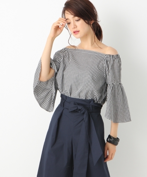 A part by（アパートバイ）の「TRオフショルフレアブラウス6S　762764 （シャツ/ブラウス・レディース・ターコイズブルー/ホワイト/ホワイト×ブラック/ブラック・LARGE/MEDIUM）」の2枚目の写真