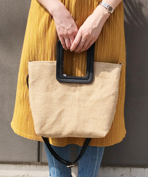 A/C DESIGN BY ALPHA CUBIC（エーシーデザインバイアルファキュービック）の「スクエアハンドルジュードバッグ（トートバッグ・レディース・ブラック/オフホワイト・フリー）」の2枚目の写真