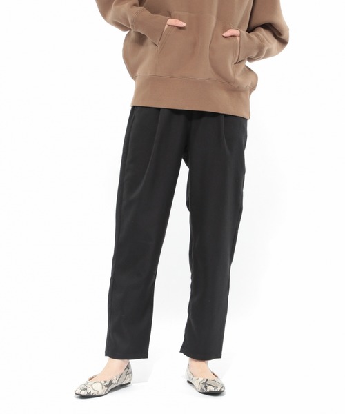 LAKOLE（ラコレ）の「リラックステーパードコックパンツ / LAKOLE（その他パンツ・レディース・ブラック/ベージュ/グリーン/モカ/ブラウン/その他5/サンドグレー・SMALL/MEDIUM/LARGE）」の2枚目の写真