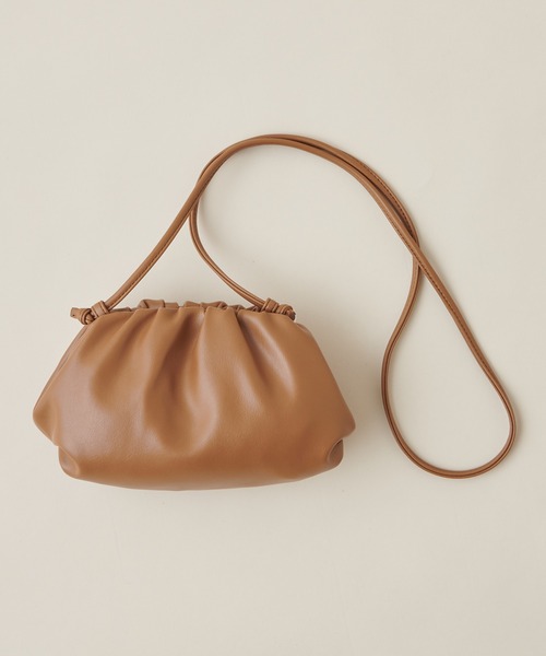 natural couture（ナチュラルクチュール）の「クラウドミニショルダーバッグ（ショルダーバッグ・レディース・サックスブルー/ホワイト/ブラック/キャメル・FREE）」の4枚目の写真