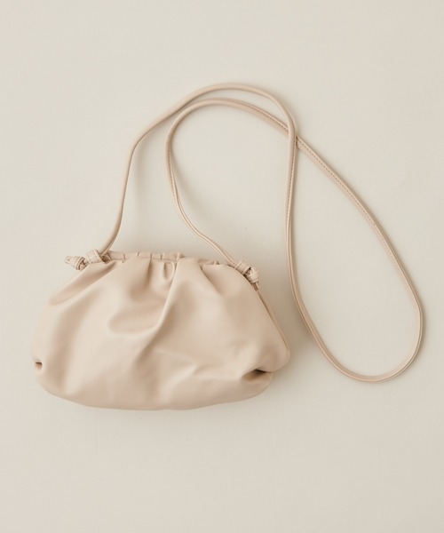 natural couture（ナチュラルクチュール）の「クラウドミニショルダーバッグ（ショルダーバッグ・レディース・サックスブルー/ホワイト/ブラック/キャメル・FREE）」の2枚目の写真