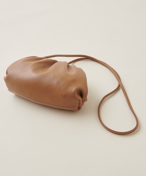 natural couture（ナチュラルクチュール）の「クラウドミニショルダーバッグ（ショルダーバッグ・レディース・サックスブルー/ホワイト/ブラック/キャメル・FREE）」の6枚目の写真