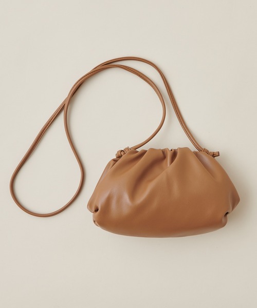 natural couture（ナチュラルクチュール）の「クラウドミニショルダーバッグ（ショルダーバッグ・レディース・サックスブルー/ホワイト/ブラック/キャメル・FREE）」の5枚目の写真