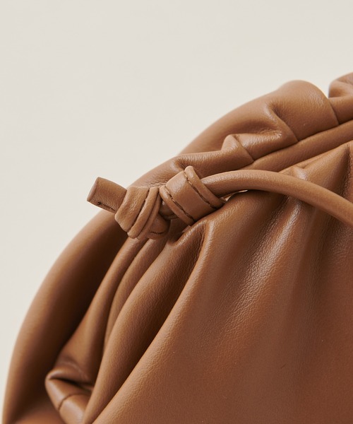 natural couture（ナチュラルクチュール）の「クラウドミニショルダーバッグ（ショルダーバッグ・レディース・サックスブルー/ホワイト/ブラック/キャメル・FREE）」の9枚目の写真