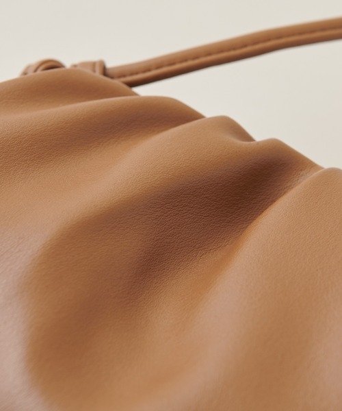 natural couture（ナチュラルクチュール）の「クラウドミニショルダーバッグ（ショルダーバッグ・レディース・サックスブルー/ホワイト/ブラック/キャメル・FREE）」の7枚目の写真