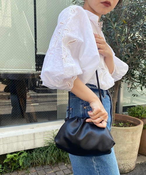 natural couture（ナチュラルクチュール）の「クラウドミニショルダーバッグ（ショルダーバッグ・レディース・サックスブルー/ホワイト/ブラック/キャメル・FREE）」の16枚目の写真