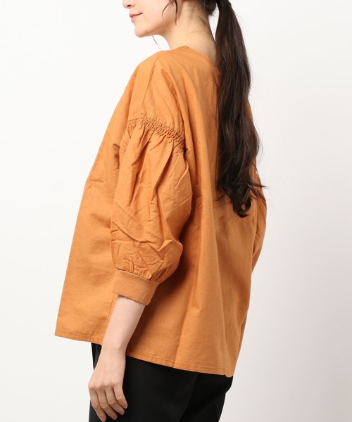 RNA-N（アールエヌエーエヌ）の「B2642 シャーリングスリーブリブブラウス（シャツ/ブラウス・レディース・ブラック/オフホワイト/オレンジ・MEDIUM）」の5枚目の写真