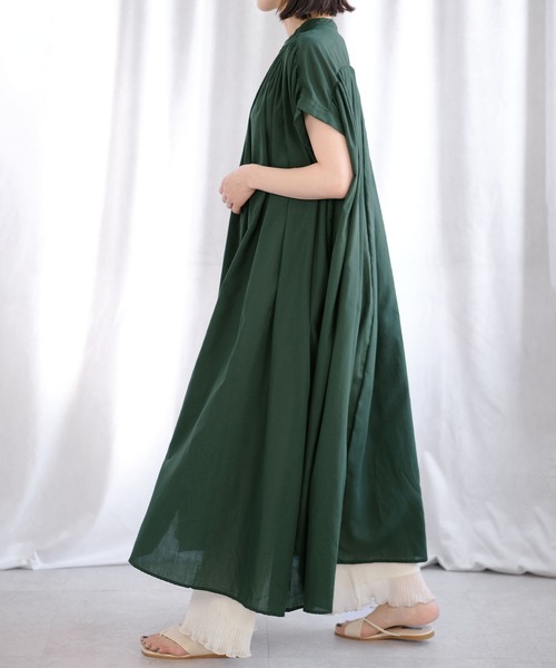 ANDJ(アンドジェイ)の「オーバーサイズバンドカラーギャザーワンピース(ワンピース・レディース・オレンジ/グリーン/オフホワイト/ブラック・M)」の9枚目の写真