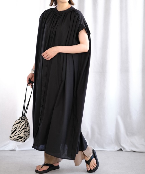 ANDJ(アンドジェイ)の「オーバーサイズバンドカラーギャザーワンピース(ワンピース・レディース・オレンジ/グリーン/オフホワイト/ブラック・M)」の16枚目の写真