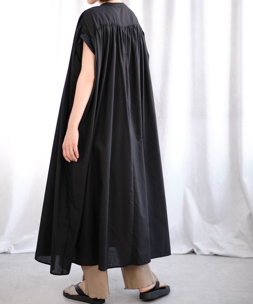 ANDJ(アンドジェイ)の「オーバーサイズバンドカラーギャザーワンピース(ワンピース・レディース・オレンジ/グリーン/オフホワイト/ブラック・M)」の17枚目の写真