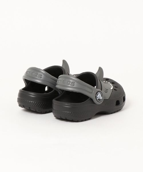 crocs(クロックス)の「クロックス crocs ファン ラブ クラシック アイアム シャーク クロッグ キッズ Fun Lab Classic I AM Shark Clog K(サンダル・キッズ・ブラック・17.5cm/14cm/15cm/15.5cm/20cm/19cm/21cm/19.5cm/18.5cm/18cm/16.5cm)」の2枚目の写真