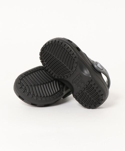 crocs(クロックス)の「クロックス crocs ファン ラブ クラシック アイアム シャーク クロッグ キッズ Fun Lab Classic I AM Shark Clog K(サンダル・キッズ・ブラック・17.5cm/14cm/15cm/15.5cm/20cm/19cm/21cm/19.5cm/18.5cm/18cm/16.5cm)」の3枚目の写真