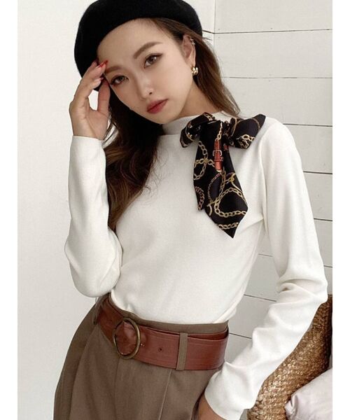 RESEXXY（リゼクシー）の「スカーフデザインニットTOPS（ニット/セーター・レディース・ホワイト/ブラック/ベージュ/キャメル・FREE）」の2枚目の写真