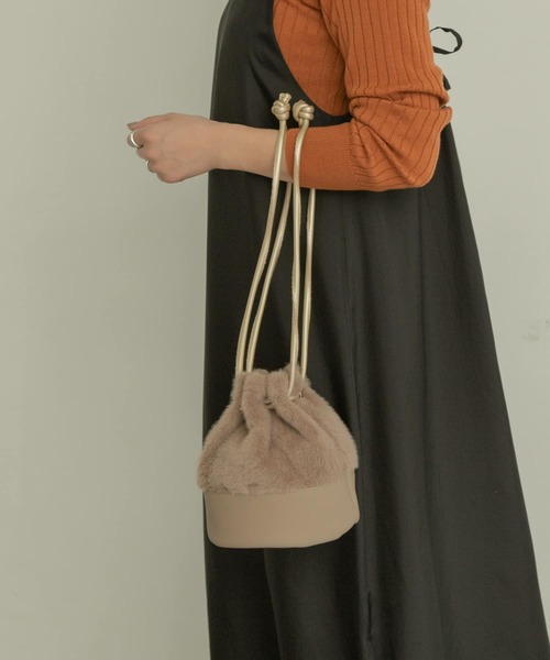 RODE SKO(ロデスコ)の「MAUD ふわエコファーキンチャク∴(ハンドバッグ・レディース・ブラック/ベージュ/ミント・ONE)」の7枚目の写真