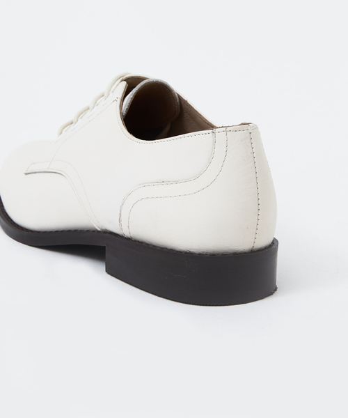 Au BANNISTER(オゥバニスター)の「【販売店舗限定】プレーントゥシューズ(ドレスシューズ・レディース・オフホワイト/ブラック・37/38/39/35/36)」の6枚目の写真