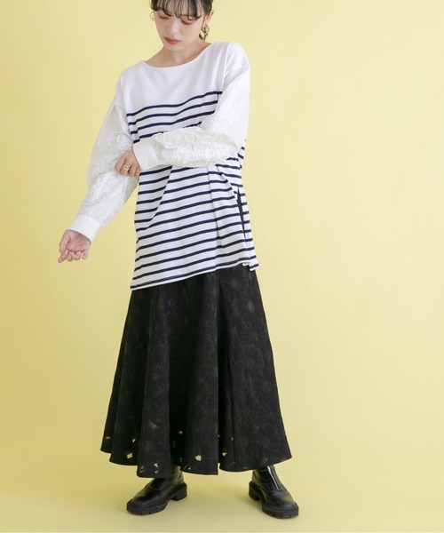 Eimee Law(エイミーロウ)の「フラワーエンブロスリーブボーダーTOPS(Tシャツ/カットソー・レディース・オフホワイト/ブラック/ネイビー・38)」の5枚目の写真