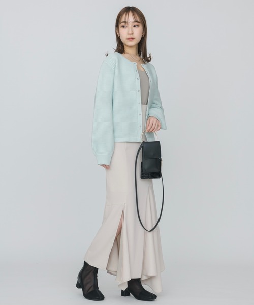 NEUNA(ヌナ)の「【歩くたびゆらゆら揺れる。】スリットサテンマーメイドロングスカート(スカート・レディース・ミント/アイボリー/ブラック/グレイッシュベージュ・SMALL/FREE)」の5枚目の写真