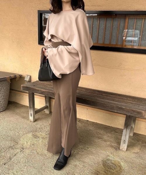 NEUNA(ヌナ)の「【歩くたびゆらゆら揺れる。】スリットサテンマーメイドロングスカート(スカート・レディース・ミント/アイボリー/ブラック/グレイッシュベージュ・SMALL/FREE)」の14枚目の写真