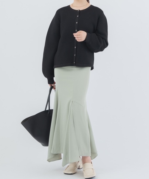 NEUNA(ヌナ)の「【歩くたびゆらゆら揺れる。】スリットサテンマーメイドロングスカート(スカート・レディース・ミント/アイボリー/ブラック/グレイッシュベージュ・SMALL/FREE)」の19枚目の写真