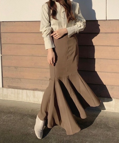 NEUNA(ヌナ)の「【歩くたびゆらゆら揺れる。】スリットサテンマーメイドロングスカート(スカート・レディース・ミント/アイボリー/ブラック/グレイッシュベージュ・SMALL/FREE)」の21枚目の写真