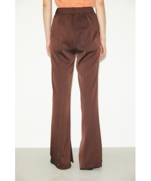 THROW by SLY（スローバイスライ）の「THROW SMOOTH SATIN FLARE PT サテン フレア パンツ（スラックス・レディース・カーキ/ブラウン・1/0）」の6枚目の写真