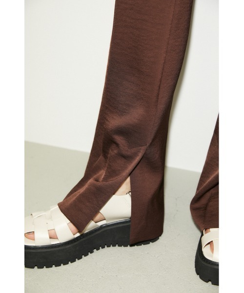THROW by SLY（スローバイスライ）の「THROW SMOOTH SATIN FLARE PT サテン フレア パンツ（スラックス・レディース・カーキ/ブラウン・1/0）」の10枚目の写真