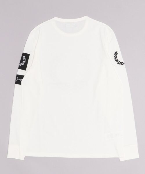 FRED PERRY(フレッドペリー)の「Badge Detail Long Sleeve Tee(Tシャツ/カットソー・メンズ・ホワイト・M/L)」の2枚目の写真