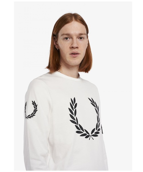 FRED PERRY(フレッドペリー)の「Badge Detail Long Sleeve Tee(Tシャツ/カットソー・メンズ・ホワイト・M/L)」の7枚目の写真