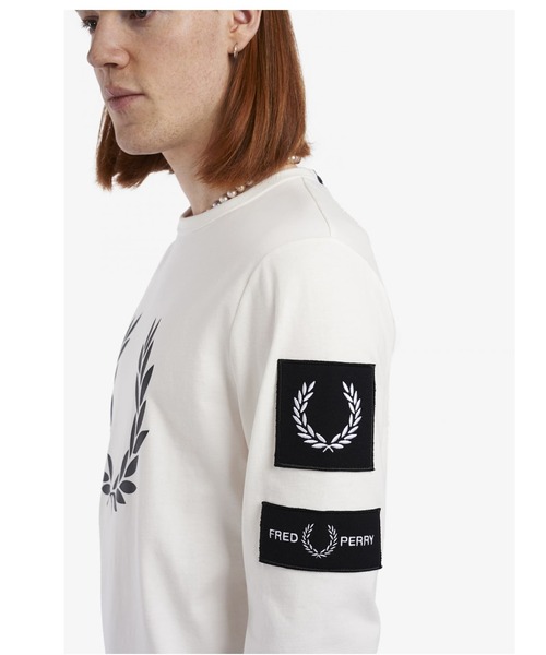 FRED PERRY(フレッドペリー)の「Badge Detail Long Sleeve Tee(Tシャツ/カットソー・メンズ・ホワイト・M/L)」の3枚目の写真