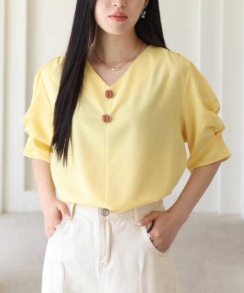 Amulet(アミュレット)の「フェイクボタンVネックブラウス(シャツ/ブラウス・レディース・ブラック/ホワイト/パープル/イエロー・M/XL/L)」の4枚目の写真