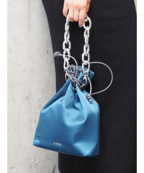 EVRIS（エヴリス）の「サテンチェーンミニバッグ（ハンドバッグ・レディース・ピンク/ブルー/ブラウン・FREE）」の3枚目の写真