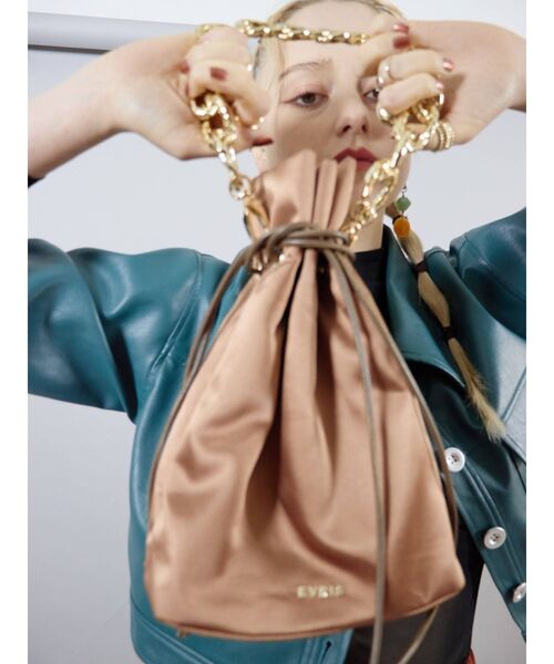 EVRIS（エヴリス）の「サテンチェーンミニバッグ（ハンドバッグ・レディース・ピンク/ブルー/ブラウン・FREE）」の13枚目の写真