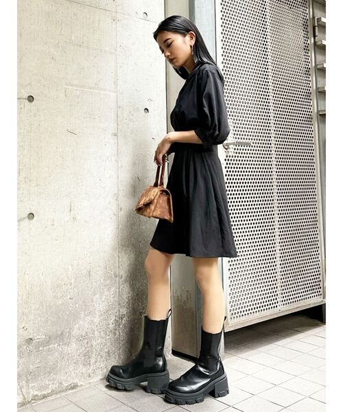 EMODA（エモダ）の「サイドシェイプハーフスリーブワンピース（ワンピース・レディース・ブラック/グレー/ブルー・FREE）」の6枚目の写真