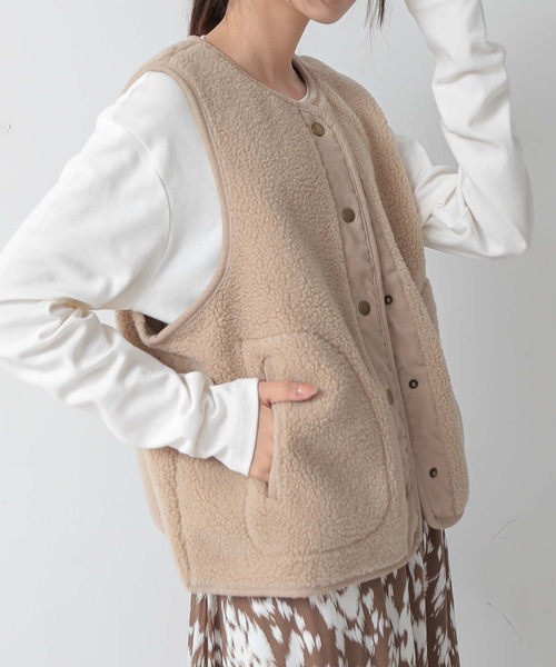 and it_（アンドイット）の「ボアベスト（ベスト・レディース・ダークベージュ/ネイビー/ライトグレー・M-L）」の2枚目の写真