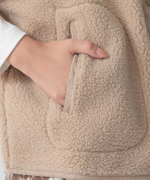 and it_（アンドイット）の「ボアベスト（ベスト・レディース・ダークベージュ/ネイビー/ライトグレー・M-L）」の15枚目の写真