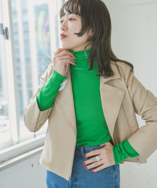 ITEMS URBANRESEARCH（アイテムズ アーバンリサーチ）の「『UR GREEN』タートルネックリブトップス（Tシャツ/カットソー・レディース・ブラック/オレンジ/グリーン/ホワイト・FREE）」の4枚目の写真