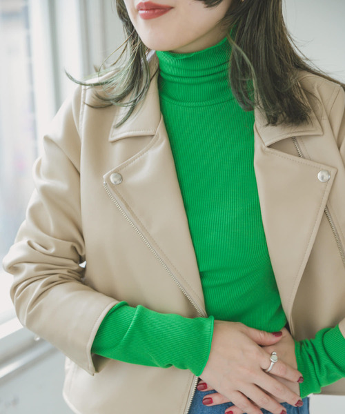 ITEMS URBANRESEARCH（アイテムズ アーバンリサーチ）の「『UR GREEN』タートルネックリブトップス（Tシャツ/カットソー・レディース・ブラック/オレンジ/グリーン/ホワイト・FREE）」の12枚目の写真