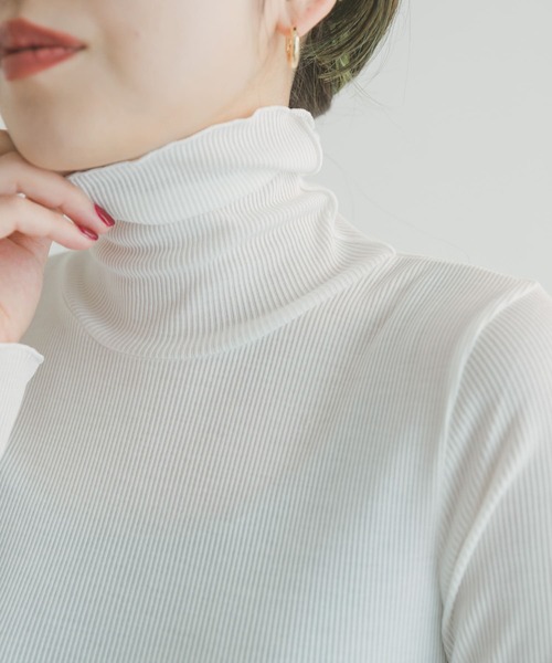 ITEMS URBANRESEARCH（アイテムズ アーバンリサーチ）の「『UR GREEN』タートルネックリブトップス（Tシャツ/カットソー・レディース・ブラック/オレンジ/グリーン/ホワイト・FREE）」の13枚目の写真