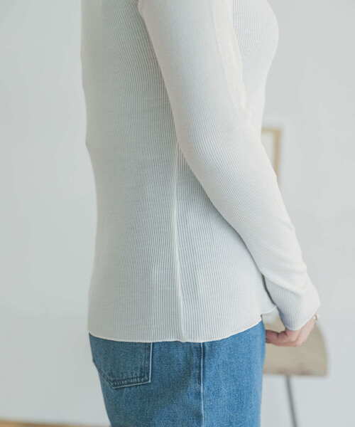 ITEMS URBANRESEARCH（アイテムズ アーバンリサーチ）の「『UR GREEN』タートルネックリブトップス（Tシャツ/カットソー・レディース・ブラック/オレンジ/グリーン/ホワイト・FREE）」の17枚目の写真