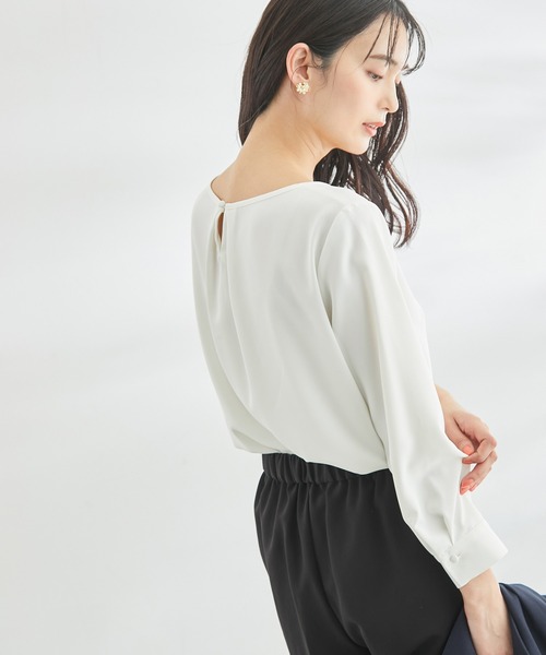 ROPE' PICNIC（ロペピクニック）の「白からの解放！多機能ブラウス/フロントタックゴールドバー付きブラウス（シャツ/ブラウス・レディース・ネイビー/ベージュ系その他/ホワイト・38）」の5枚目の写真