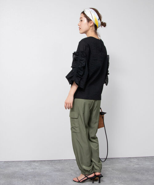 Rie Miller(リエミラー)の「ミラクルウエーブ袖フリルブラウス(シャツ/ブラウス・レディース・ブラック/ホワイト/グリーン・38)」の6枚目の写真