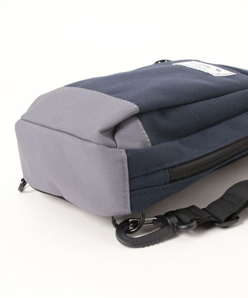 Arnold Palmer（アーノルドパーマー）の「撥水 コンビ ショルダーバッグ（ショルダーバッグ・レディース・カーキ/ネイビー/ブラック・F）」の5枚目の写真