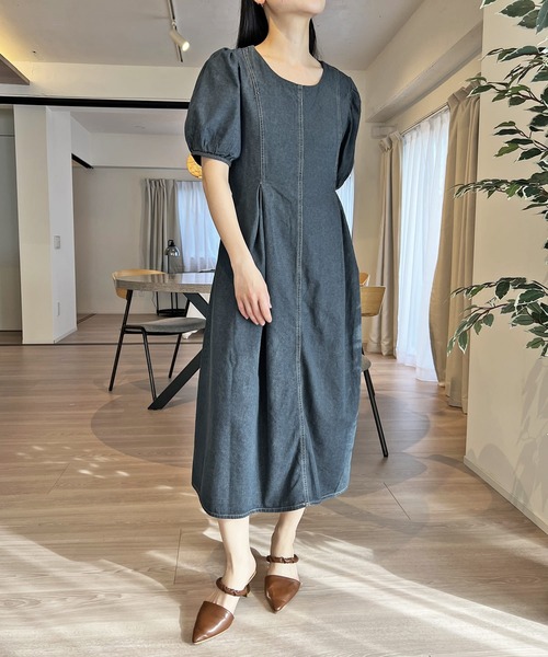 Jewelobe(ジュエローブ)の「ボリュームスリーブウエストマークフレアデニムワンピース(ワンピース・レディース・ブルー/ネイビー・FREE)」の12枚目の写真