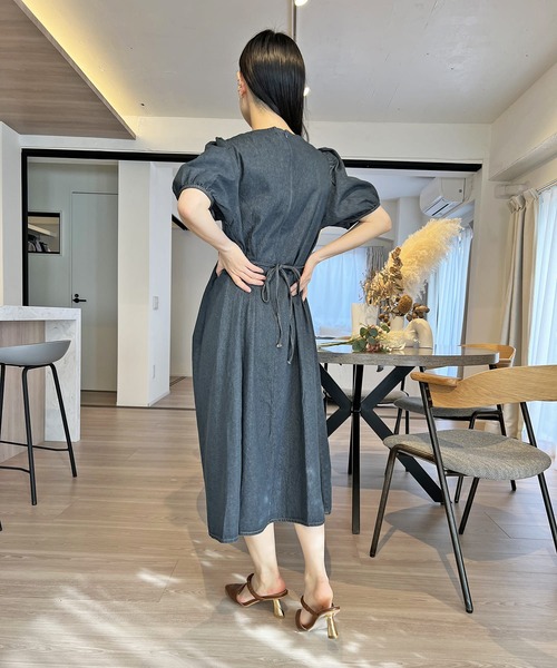 Jewelobe(ジュエローブ)の「ボリュームスリーブウエストマークフレアデニムワンピース(ワンピース・レディース・ブルー/ネイビー・FREE)」の17枚目の写真