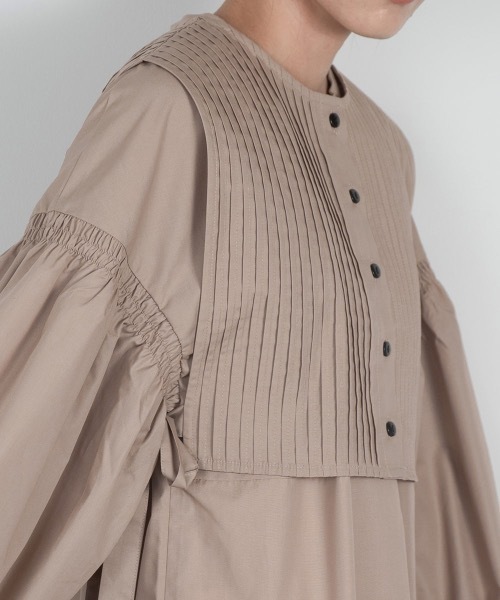lawgy(ラウジー)の「pin tuck vest shirt op(ワンピース・レディース・ベージュ/ホワイト・FREE)」の13枚目の写真