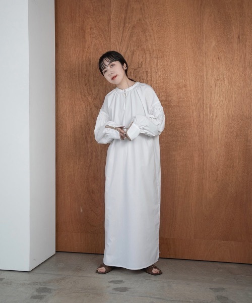 lawgy(ラウジー)の「pin tuck vest shirt op(ワンピース・レディース・ベージュ/ホワイト・FREE)」の12枚目の写真