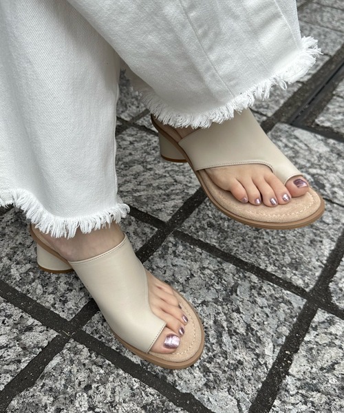 DouDou（ドゥドゥ）の「【WEB限定】ラウンドヒールトングサンダル（サンダル・レディース・ベージュ/ブラック/アイボリー・M/L）」の6枚目の写真