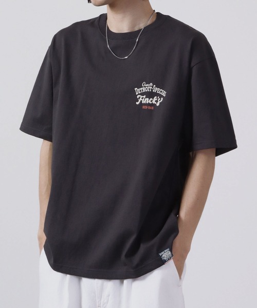 FUNALIVE(ファンアライブ)の「FINCK'S イラスト柄 オーバーサイズ半袖Tシャツ(Tシャツ/カットソー・メンズ・ホワイト系その他3/グリーン/ホワイト系その他/グレー系その他2/グレー系その他3/ラベンダー/サンドベージュ/グレー系その他/チャコールグレー/オフホワイト/ホワイト系その他2/サックスブルー・XL/L/M)」の8枚目の写真