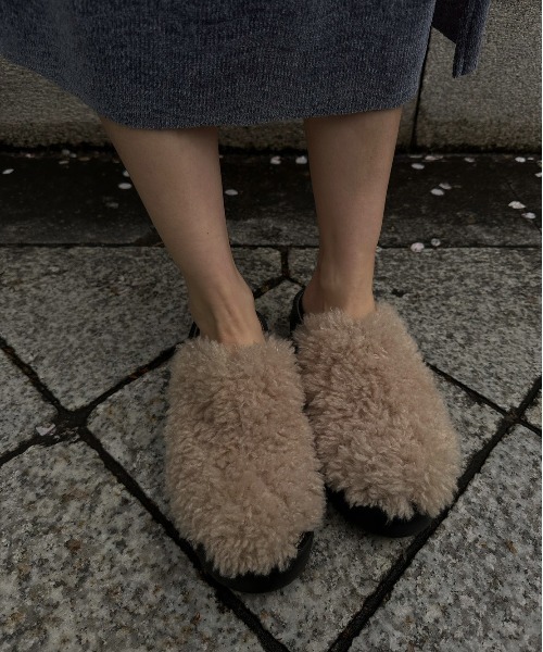 Ameri（アメリ）の「VOLUME FUR SANDAL（サンダル・レディース・ライム/ベージュ/ブラック・MEDIUM/SMALL/LARGE）」の4枚目の写真